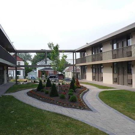 Niagara Plaza Hotel By Fairbridge Exterior photo